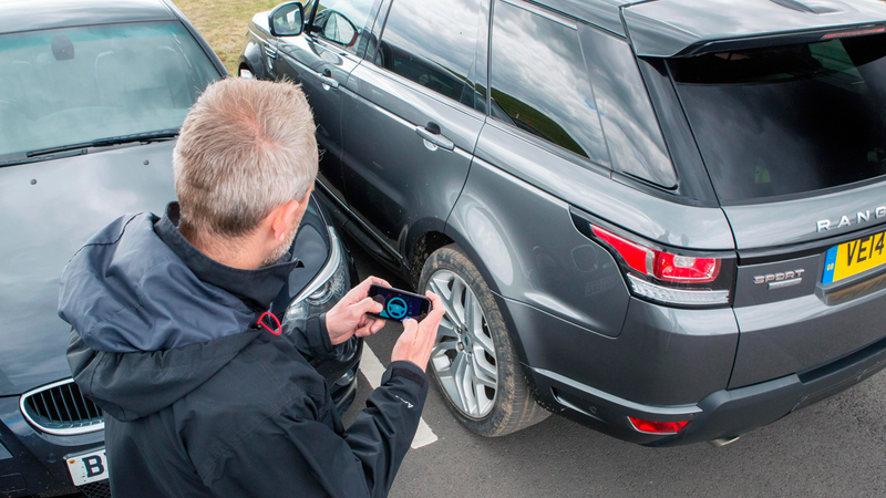 Illustration for article titled A Smartphone App Turns a Land Rover Into a Giant RC Car